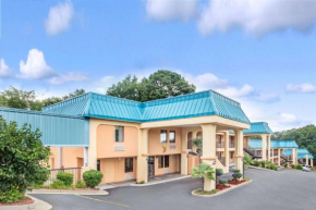  Super 8 by Wyndham Forest Park  Форест Парк